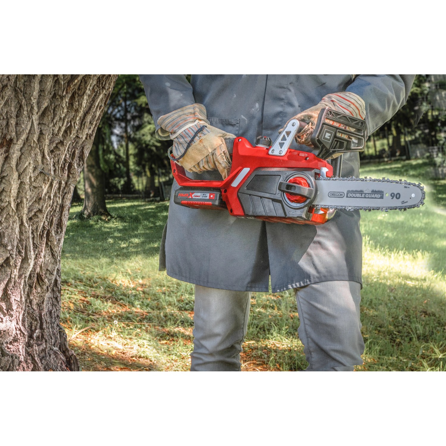 Motosega a batteria Einhell Power X-Change GE-LC 18/25 Li Solo in uso, rosso/nero. Elettroseghe compatta per giardinaggio.