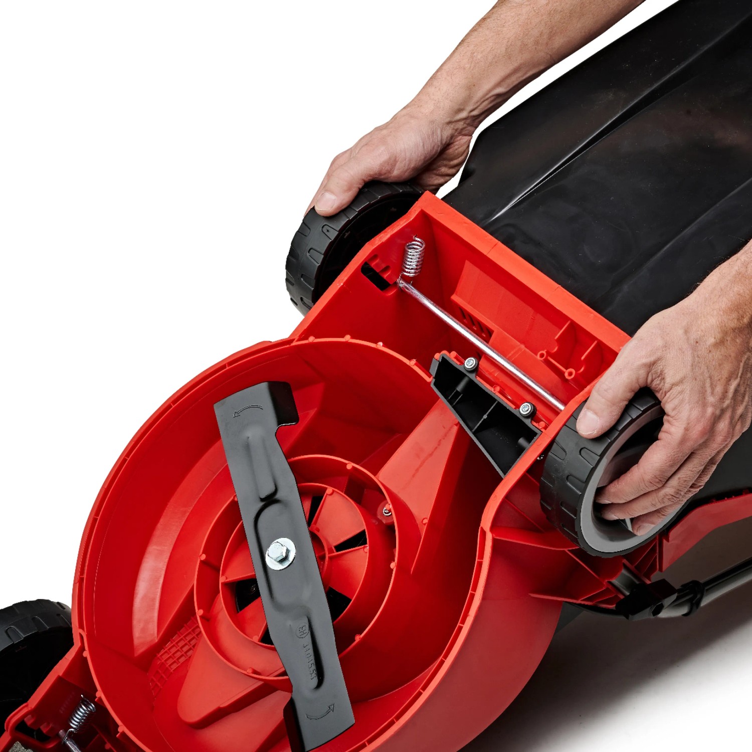 Dettaglio del tosaerba a batteria Einhell Power X-Change GE-CM 18/30 Li con lama e scocca rossa.