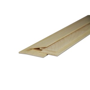 Listelli in legno piallato, tonalità legno chiaro, per finiture interne e decorazioni.
