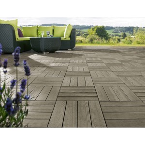 Piastrelle a click WPC effetto legno grigio chiaro posate su patio con mobili da giardino.