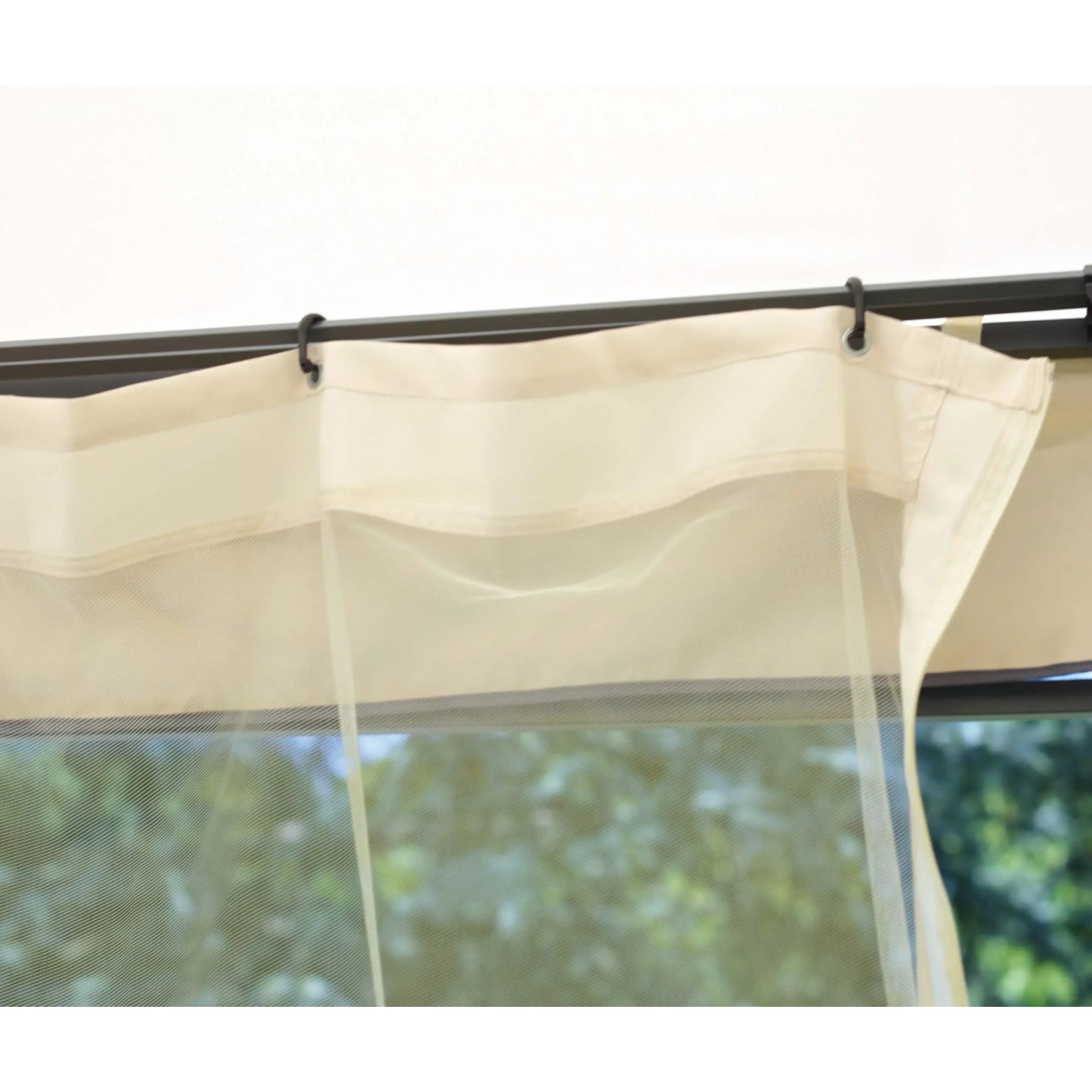 Dettaglio di una tenda parasole beige con zanzariera.