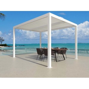 Gazebo t.b.t. bianco con tetto a lamelle e tavolo da pranzo vista mare.
