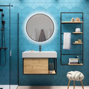 Bagno con specchio da parete rotondo illuminato a LED e mobile lavabo.