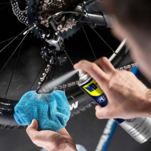 Cura bici: WD-40 Specialist pulisce catena bici con panno. Ideale per la cura dell'auto.