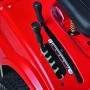 Dettaglio: trattorino tagliaerba rosso Troy-Bilt Horse 105T-R con comandi e sedile.