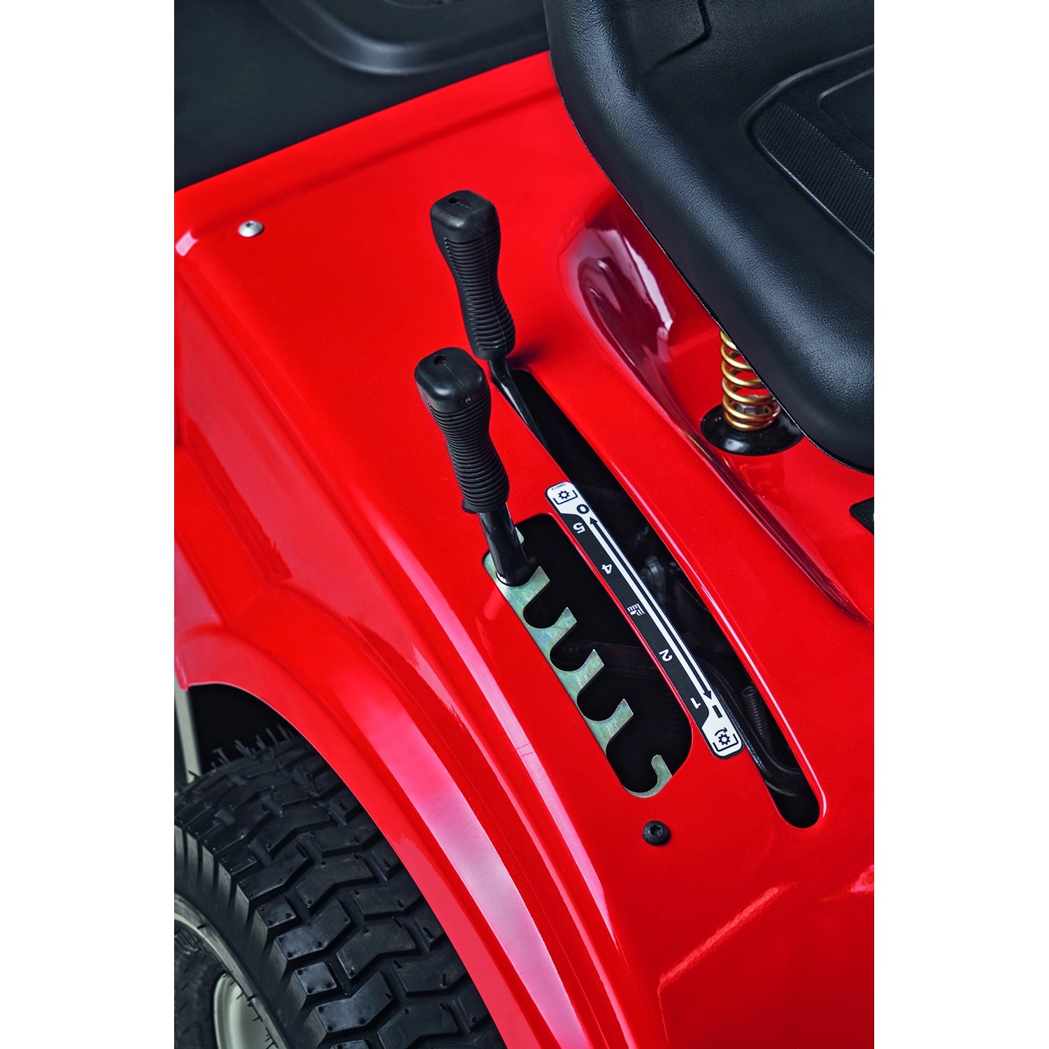 Dettaglio: trattorino tagliaerba rosso Troy-Bilt Horse 105T-R con comandi e sedile.