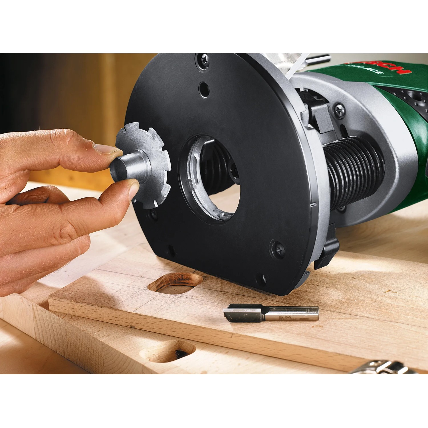 Fresatrice Bosch 1400 ACE durante il cambio fresa per la lavorazione del legno.