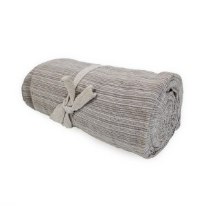 Copricuscino t.b.t. arrotolato e rigato con laccio.