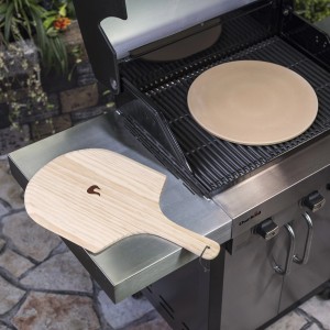 Set pietra refrattaria Char-Broil (Ø 38 cm) con pala in legno su grill.