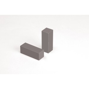 t.b.t. Listoni in grigio, due forme rettangolari.