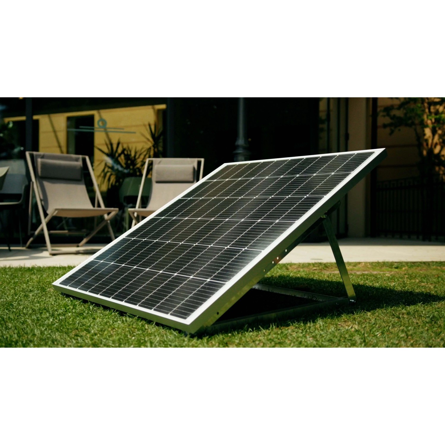Pannello solare da balcone t.b.t. su erba con supporto.