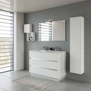 Moderno set di mobili da bagno bianchi con mobile lavabo, specchiera e colonna.