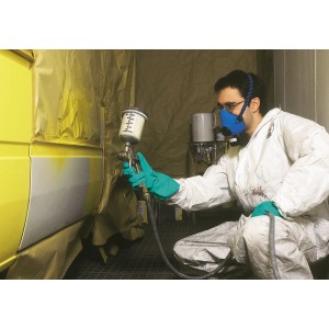 Uomo che vernicia l'auto con la semimaschera LUX A1 per la protezione respiratoria. Doppio filtro per una protezione ottimale.