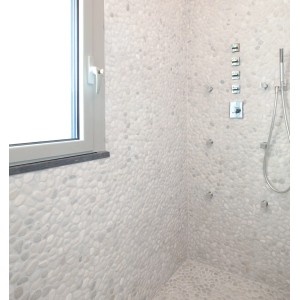 Piastrelle Mosaico chiare (t.b.t.) in bagno con doccia e finestra.