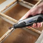 Miniutensile Dremel Lite 7760-15 in uso per levigare un telaio di finestra.