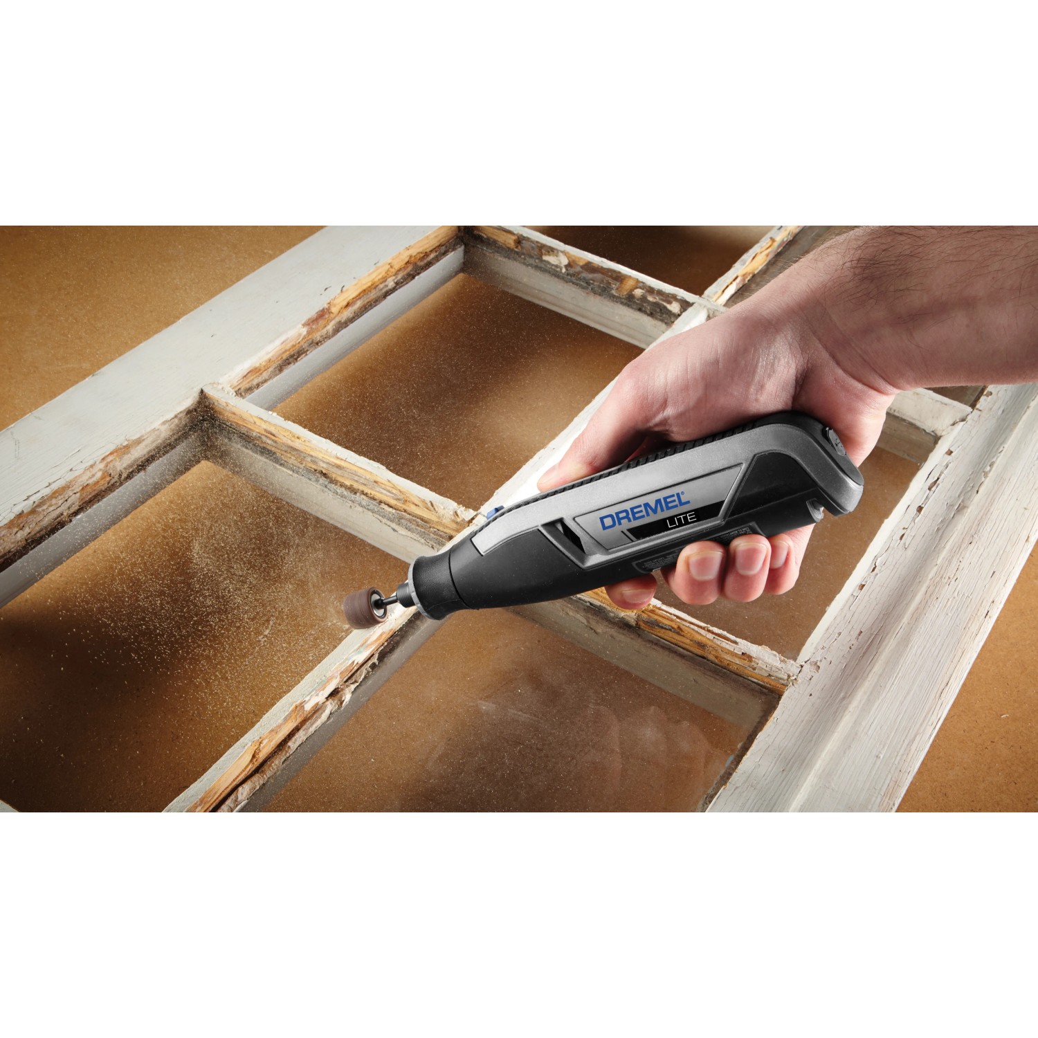 Miniutensile Dremel Lite 7760-15 in uso per levigare un telaio di finestra.