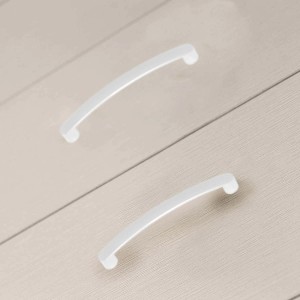 Due maniglie per mobili bianche e curve su una superficie in legno chiaro.