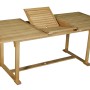 Tavolo da giardino allungabile in legno con piano a listelli.