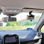 Supporto smartphone fissato all'aletta parasole in auto. Accessorio interno auto.