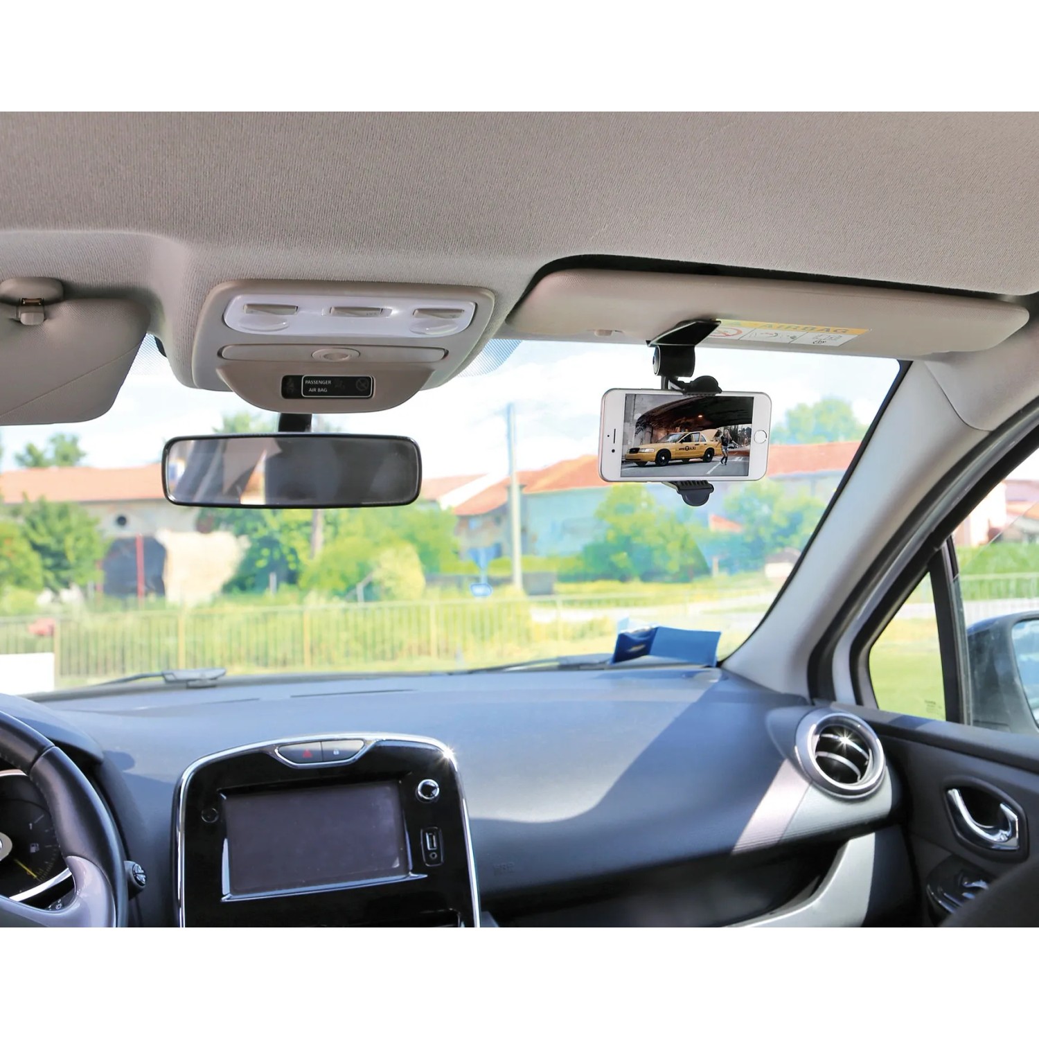 Supporto smartphone fissato all'aletta parasole in auto. Accessorio interno auto.
