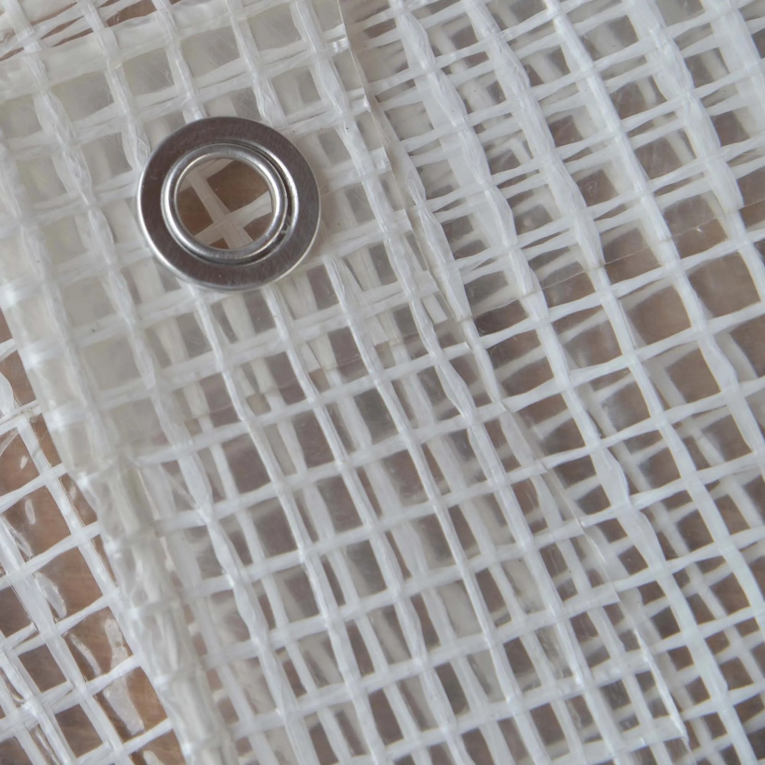 Dettaglio di un telo di copertura trasparente t.b.t con occhiello.