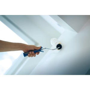 Rullo a pelo corto LUX Goldfaden 18 cm mentre dipinge una parete.