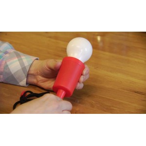 Idea regalo rossa: lampada a forma di lampadina con interruttore a tirante.