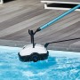 Robot piscina a batteria Orca 45 CL in piscina, bianco/nero, con asta. Pulisce piscine fino a 50 m².
