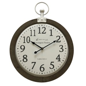 Orologio da parete decorativo a forma di orologio da tasca con cornice in legno marrone e dettagli bianchi.