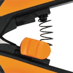 Dettaglio: Cesoie da giardino Fiskars Microtip SP130 con molla e cursore arancione.