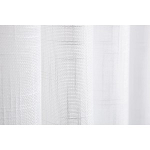 Dettaglio di una tenda in tessuto t.b.t. bianca e trasparente.