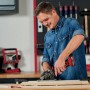 Einhell Power X-Change TE-CS 18/89 Li-Solo mini sega circolare in uso per tagliare il legno.