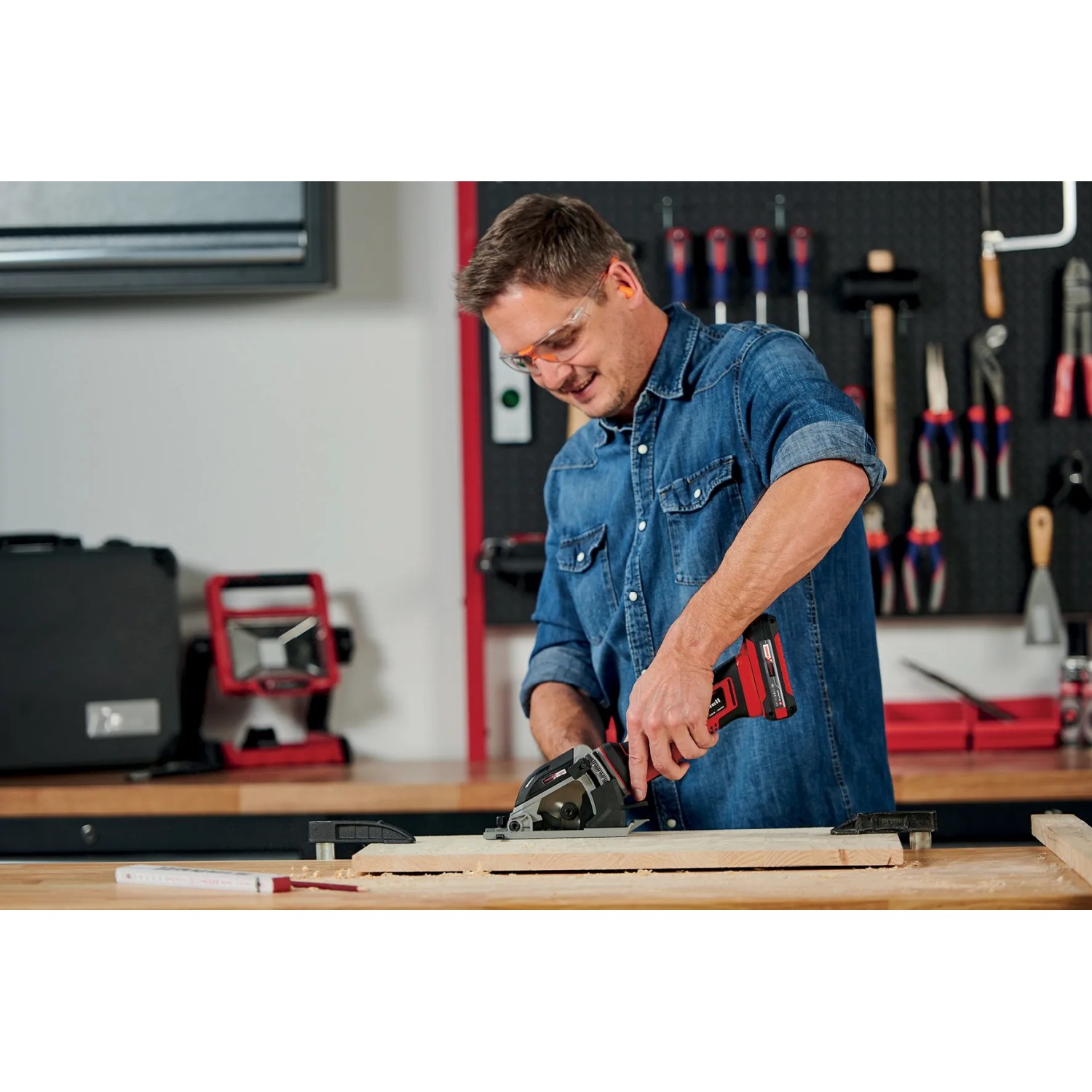 Einhell Power X-Change TE-CS 18/89 Li-Solo mini sega circolare in uso per tagliare il legno.