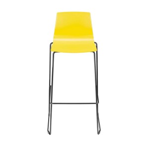 Sedia da giardino gialla con struttura in metallo nero.