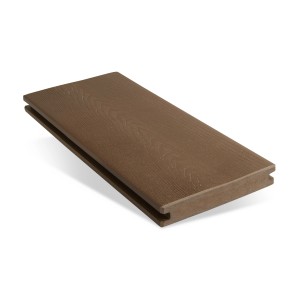 Listone per pavimentazione esterna marrone, vista dettagliata.