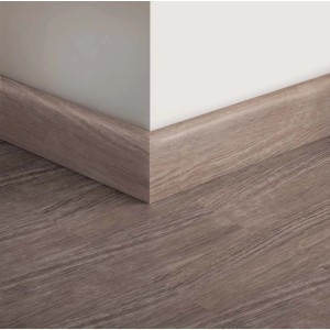 Battiscopa color legno (Battiscopa) su parete e pavimento.