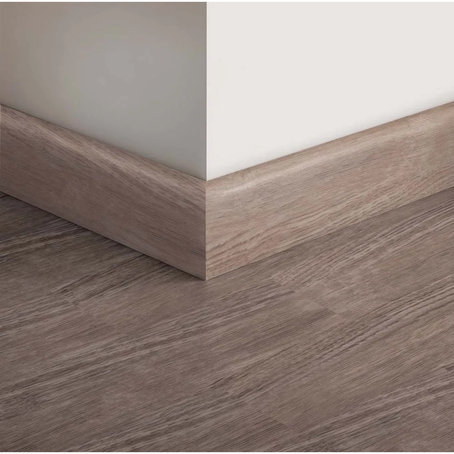 Battiscopa color legno (Battiscopa) su parete e pavimento.