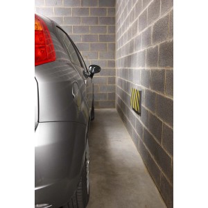 Auto in garage con protezione murale t.b.t. per mobili.