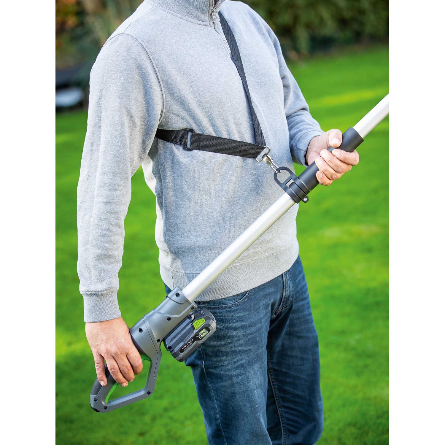 Tagliasiepi telescopico a batteria LUX A-HS-20/51T con tracolla in uso.