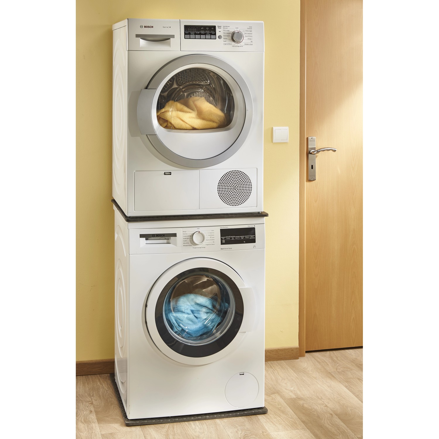 Lavatrice e asciugatrice impilate una sopra l'altra per risparmiare spazio. Accessori per lavatrici.