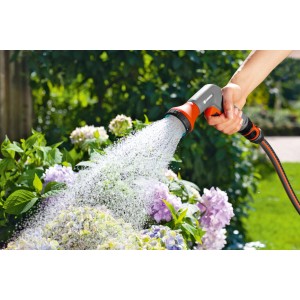 Set doccia Gardena Classic in azione: irrigazione di piante in giardino.