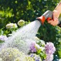Set doccia Gardena Classic in azione: irrigazione di piante in giardino.