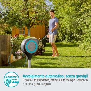 Avvolgitubo automatico in uso: uomo che innaffia il giardino con carrello avvolgitubo.