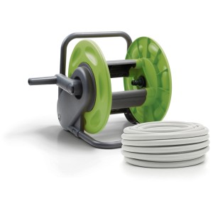 Avvolgitubo grigio con avvolgitore verde e tubo. Ideale per l'irrigazione del giardino.