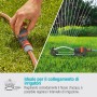 Giunto Gardena con valvola di regolazione per un controllo flessibile dell'acqua su tubo da giardino e irrigatore.