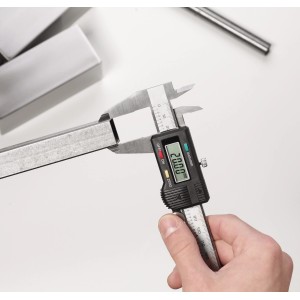 Calibro digitale LUX 150 mm Comfort mentre misura un pezzo.