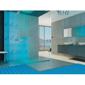 Bagno con membrana impermeabilizzante blu. Sigillatura per doccia e pavimento.