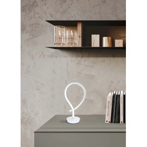 Moderna lampada da scrivania t.b.t. bianca con luce LED su un tavolo.