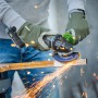 Smerigliatrice angolare a batteria LUX in uso: scintille durante la molatura del metallo.
