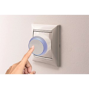 Dimmer t.b.t. Spine con mano sull'interruttore della luce.